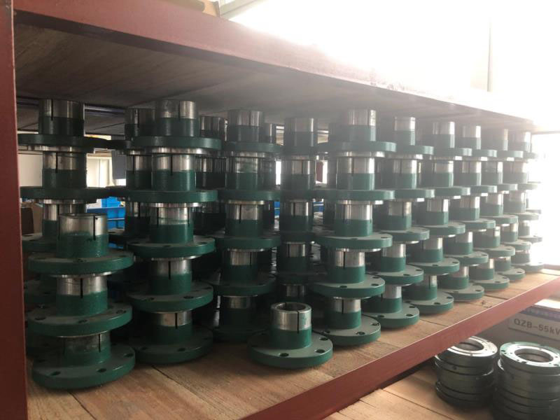 多軸器
